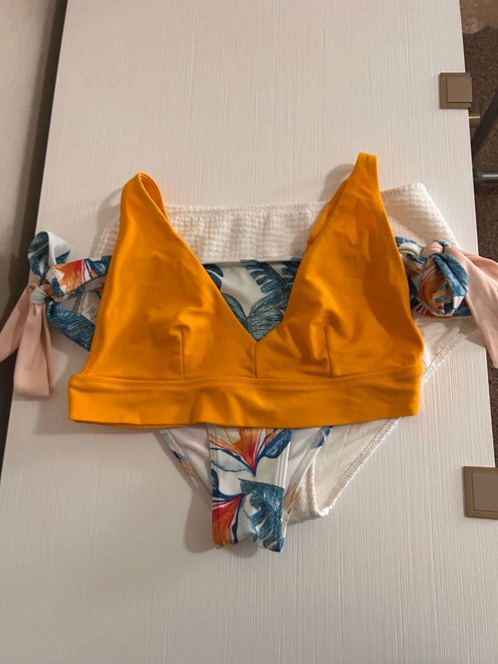 3-Pieces👙Roxy Floral Bottoms☀️aerie Textured White bottoms🌺V-Neck Yellow Bikini🌴